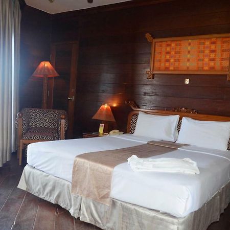Hotel Pantai Gapura Makassar Buitenkant foto