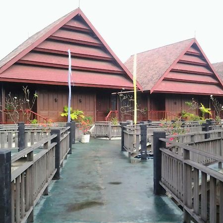 Hotel Pantai Gapura Makassar Buitenkant foto