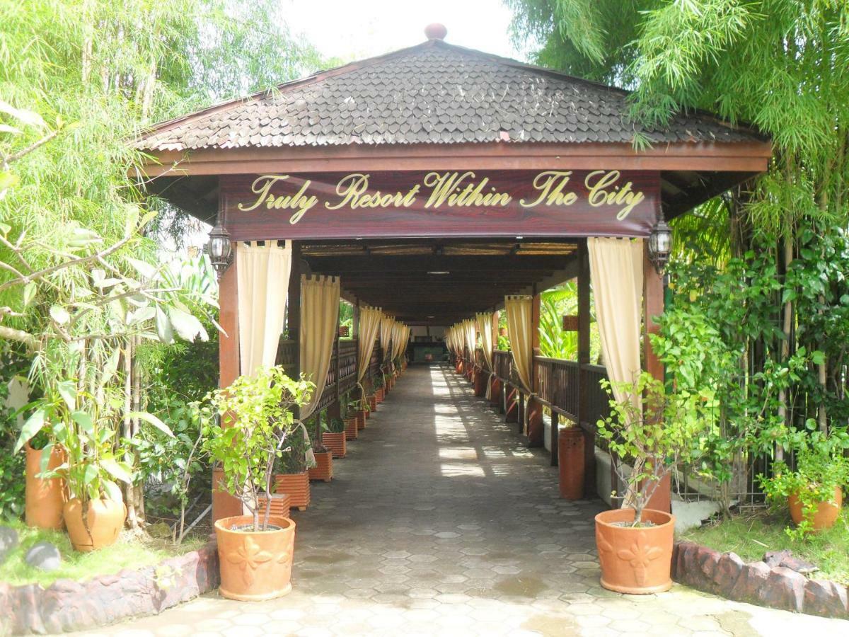 Hotel Pantai Gapura Makassar Buitenkant foto