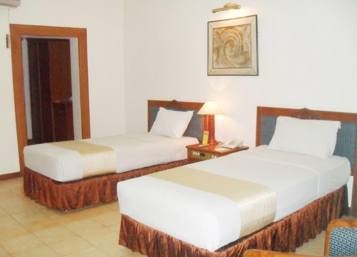 Hotel Pantai Gapura Makassar Buitenkant foto