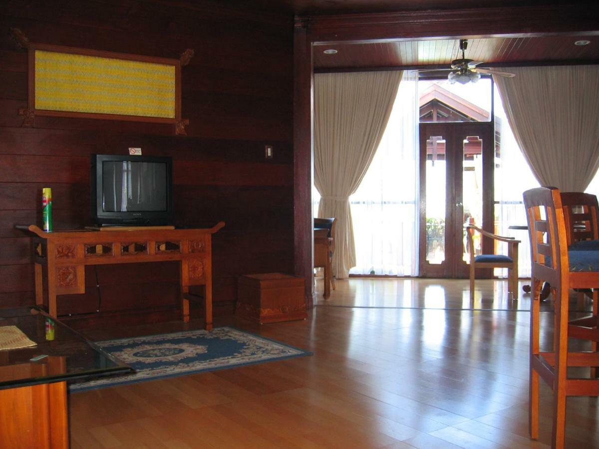 Hotel Pantai Gapura Makassar Buitenkant foto