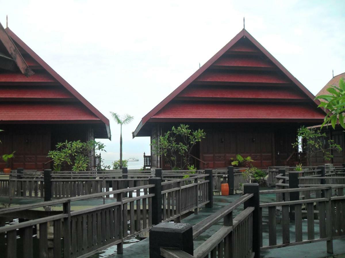 Hotel Pantai Gapura Makassar Buitenkant foto