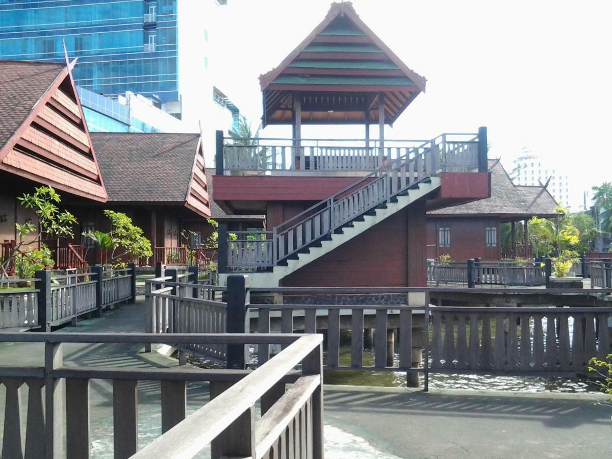 Hotel Pantai Gapura Makassar Buitenkant foto