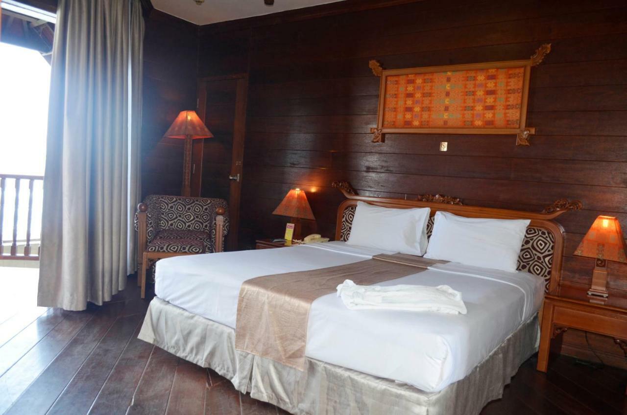 Hotel Pantai Gapura Makassar Buitenkant foto