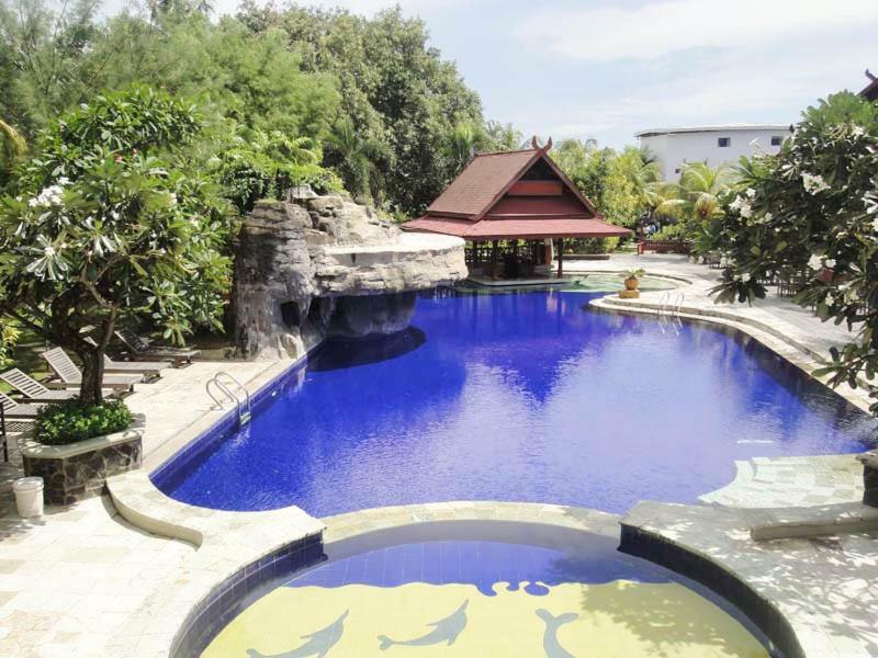 Hotel Pantai Gapura Makassar Buitenkant foto