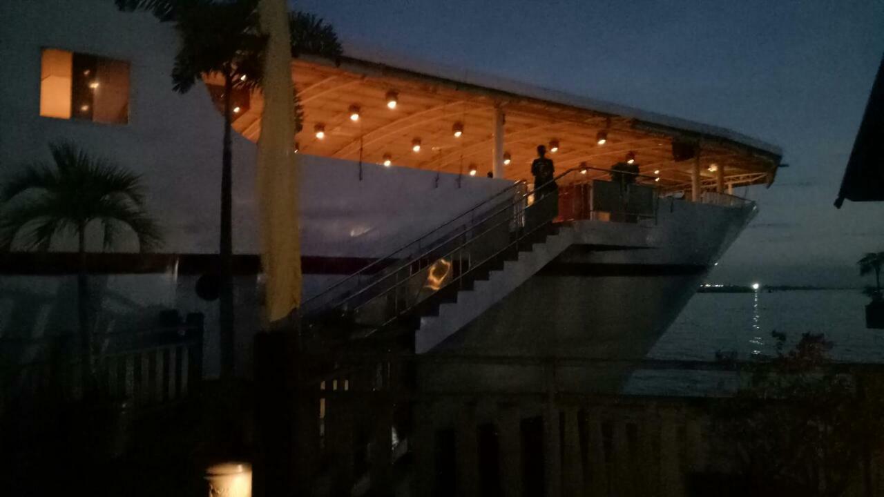 Hotel Pantai Gapura Makassar Buitenkant foto