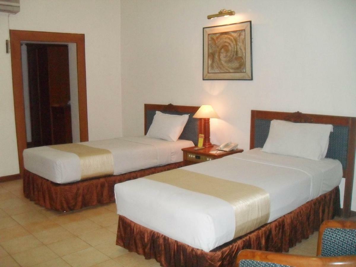 Hotel Pantai Gapura Makassar Buitenkant foto