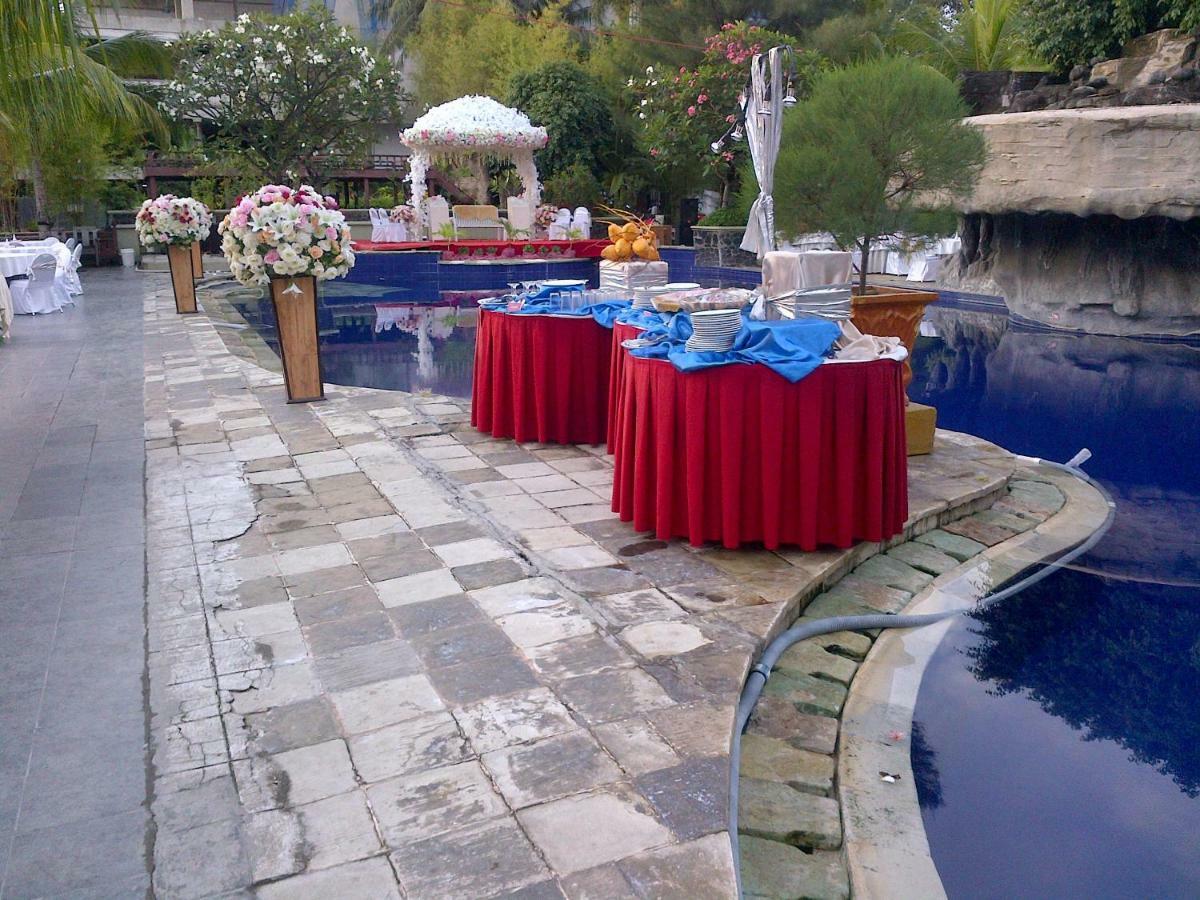 Hotel Pantai Gapura Makassar Buitenkant foto